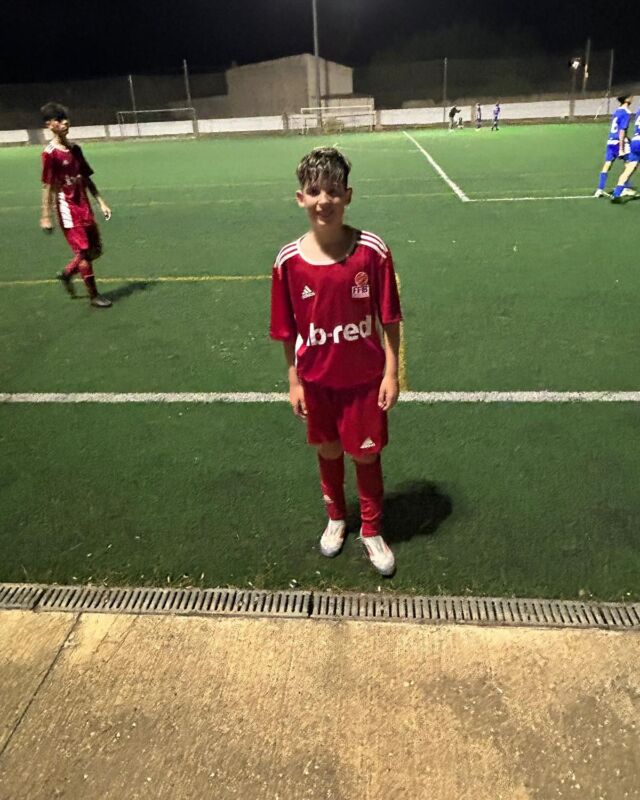 Des del club volem donar l'enhorabona al nostre jugador infantil Juanma Cabrerizo Acuñas per la seva convocatòria per l'entrenament amb la Selecció Comarcal. Enhorabona!😍